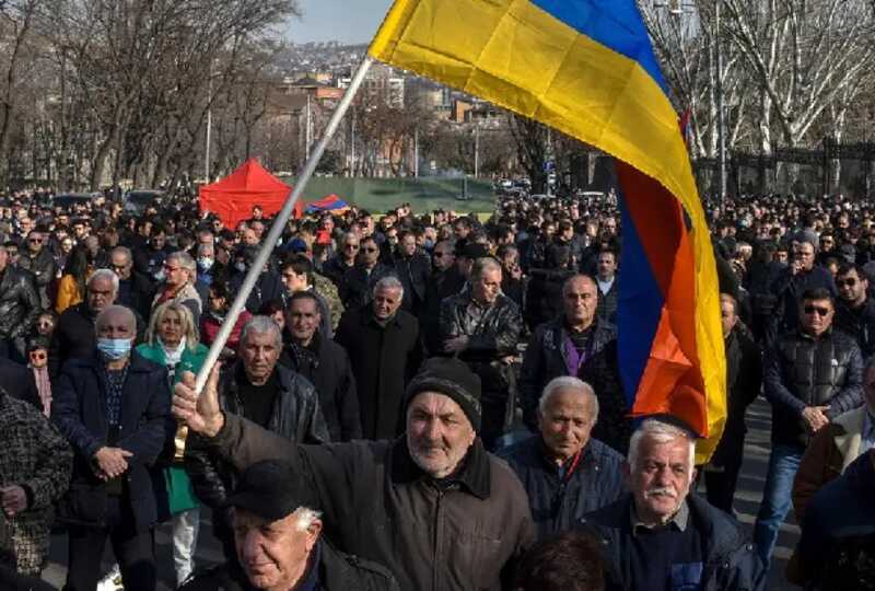 У здания правительства в Ереване проходит митинг