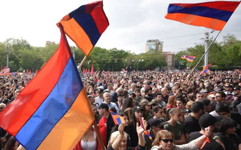 Собравшиеся на центральной площади Еревана пытаются прорваться в здание правительства
