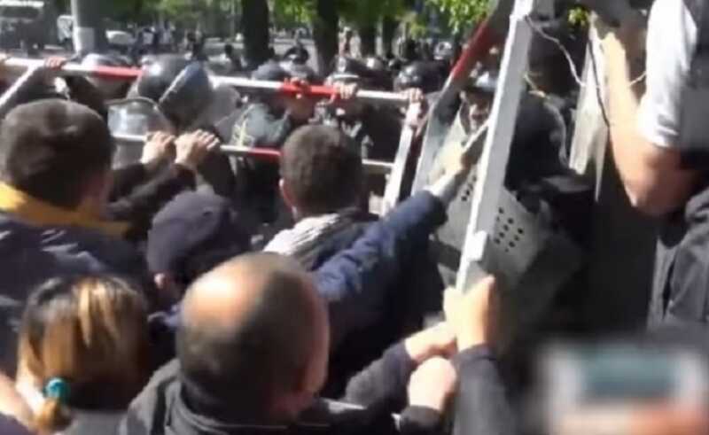 В Ереване начались столкновения