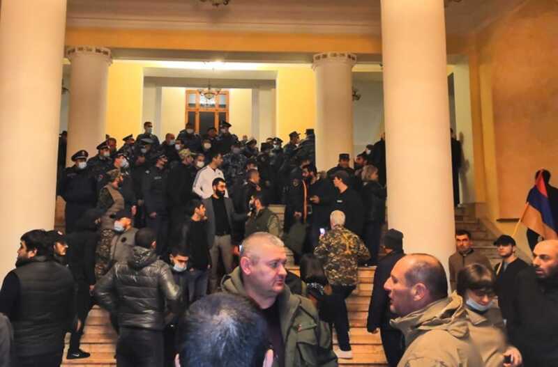 Дом правительства в Ереване окружён протестующими, требующими отставки Пашиняна