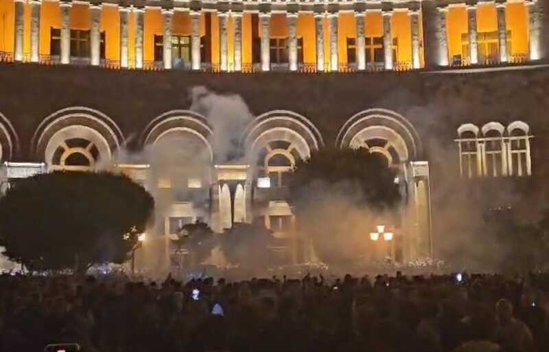 В результате протестов в Ереване есть первые раненые