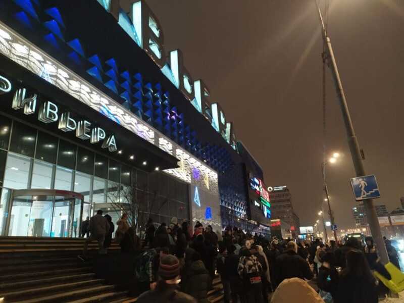 На юге Москвы в ТЦ "Ривьера" происходит эвакуация посетителей