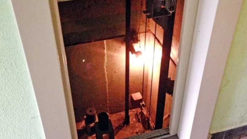 В столичном ЖК лифт с женщиной и маленьким ребёнком упал с 16-го этажа