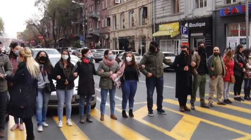 Протестующие перекрывают дороги в Ереване