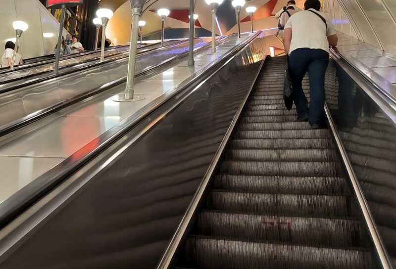Эскалатор зажевал руку трехлетнего мальчика в метро Петербурга