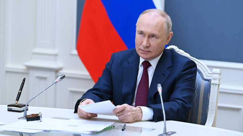 Путин пошутил над попросившим миллиард из бюджета Грефом