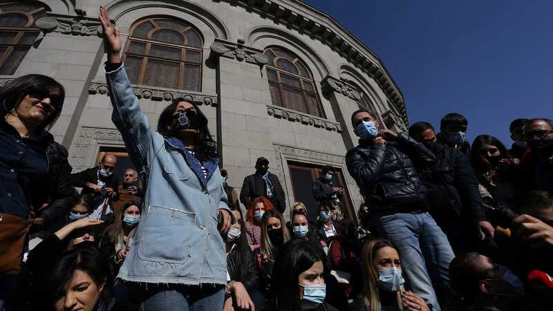 В Ереване не утихают митинги