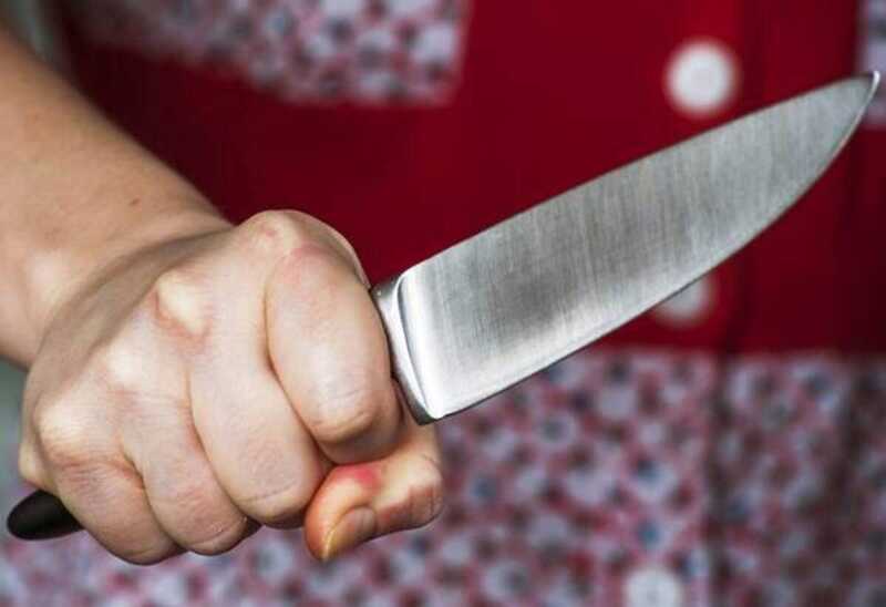Женщина напала с ножом на полицейских в Советском районе Крыма