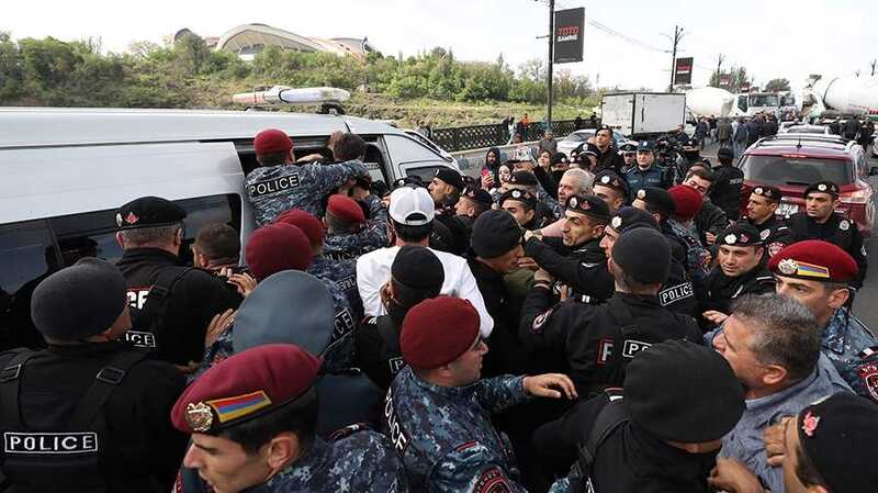 В Ереване оппозиция начала перекрывать улицы с требованием отставки Пашиняна
