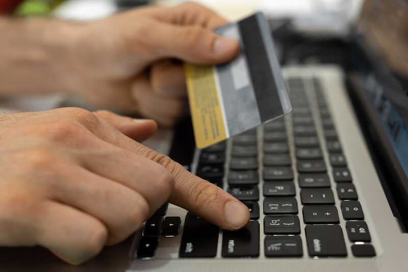 Аферист из Екатеринбурга десять лет продавал людям несуществующую мебель