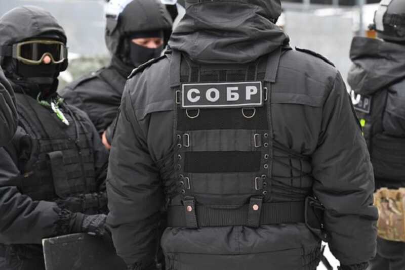 Россиянин вместе с сыновьями организовал притон и был задержан СОБРом