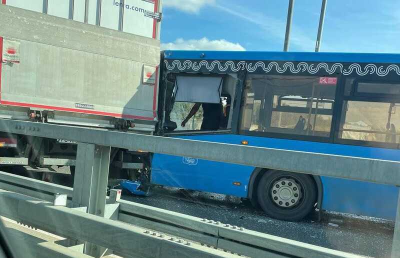 В Новой Москве пассажирский автобус врезался в грузовик