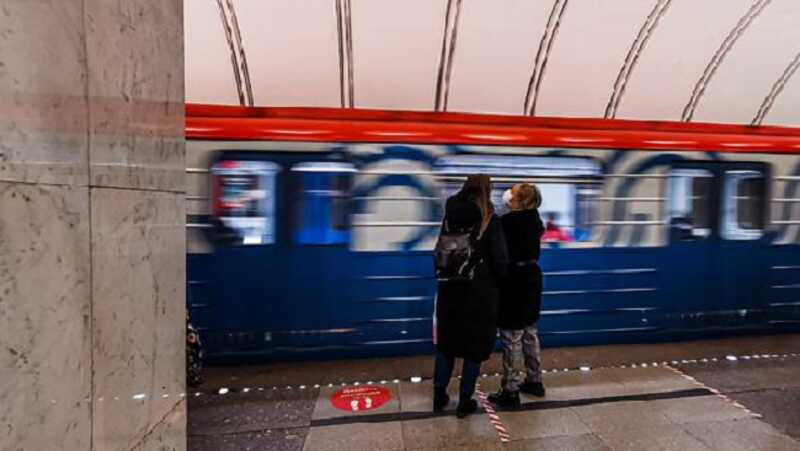 В Москве задержали пассажира метро, который бросил стеклянную бутылку в поручень