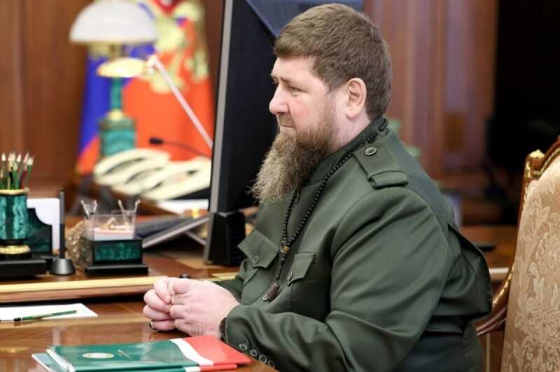 На руке Кадырова во время встречи с Путиным снова заметили электронный прибор