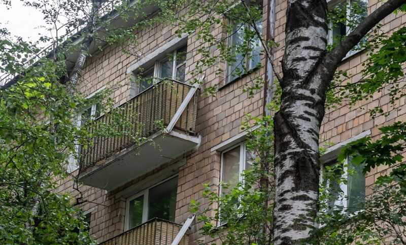 Житель Сахалина решил посидеть на перилах балкона и упал с 5 этажа
