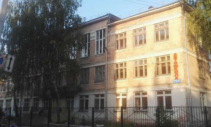 В Смоленске пятиклассник нашел в клумбе старую гранату и принес ее в школу