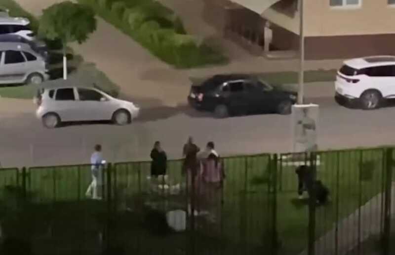 В Ростове на Суворовском толпа избила мужчину