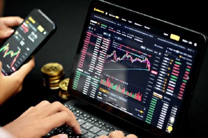 Охранник яхт-клуба попытался заработать на бирже и потерял 850 тысяч рублей