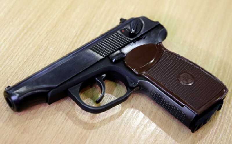 На автовокзале в Санкт-Петербурге у пенсионерки изъяли пистолет