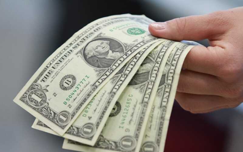 Иностранец хотел откупиться от гаишника долларами и попал под статью