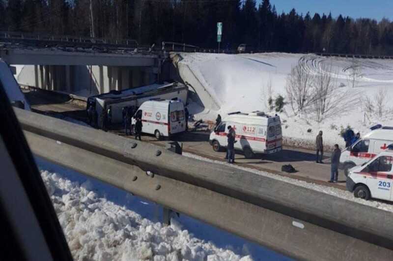 Под итальянской Венецией автобус упал с эстакады на железную дорогу