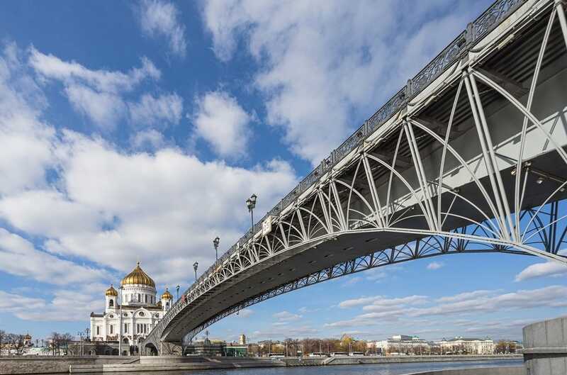 Прямо сейчас женщина хочет спрыгнуть с Патриаршего моста в Москву-реку