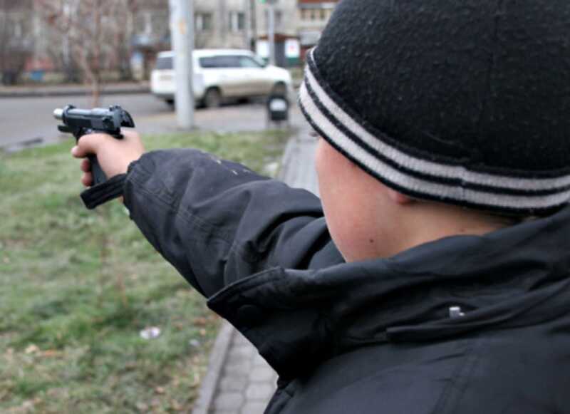 На Урале школьники напали с пистолетом на ровесников, которые отказались покупать вейпы