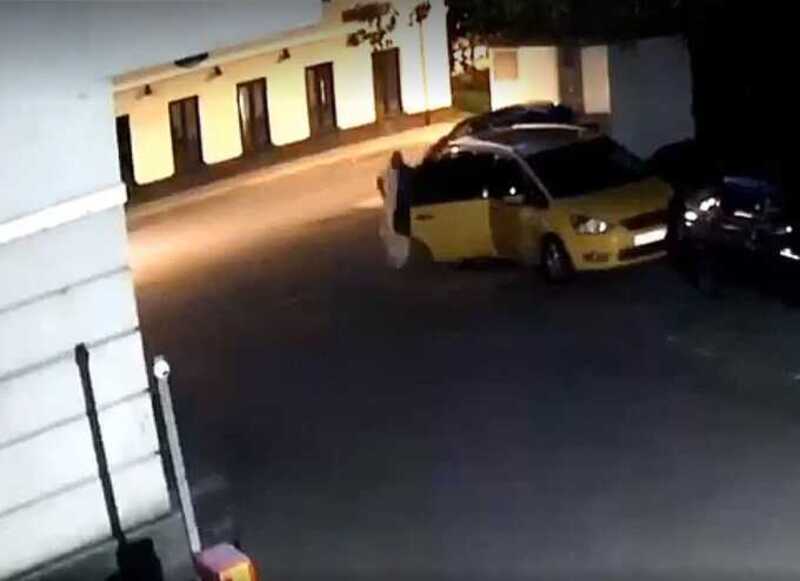 Потасовка таксиста с пассажиром в российском городе попала на видео