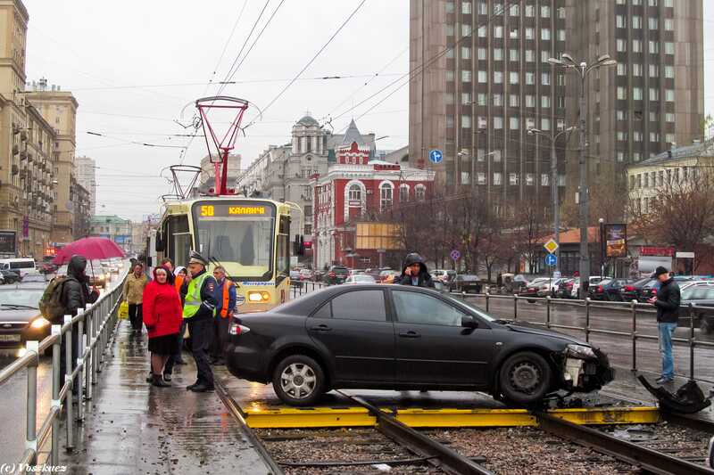 На севере Москвы автомобилисты подняли иномарку, чтобы освободить трамвайные пути
