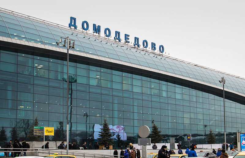 У пассажира в аэропорту Домодедово взорвалась свето-шумовая граната