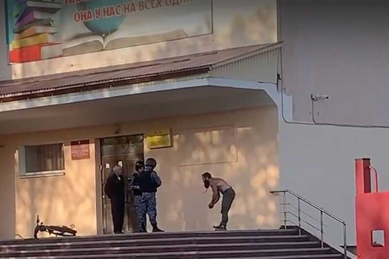 Возле школы в Иркутске задержали полуголого мужчину, который пугал детей