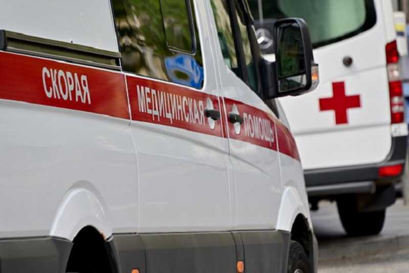 Двух российских рабочих завалило землей во время рытья траншеи
