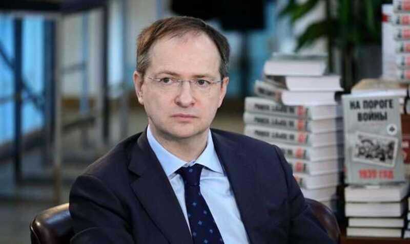 На гонорары от учебника Мединский отправил семью на Лазурный берег