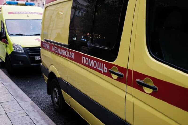Третьеклассника с переломом шеи и путаным сознанием нашли на площадке Петербурга