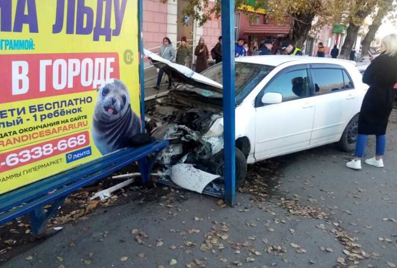 В Барнауле водитель на автомобиле въехал в остановку с людьми