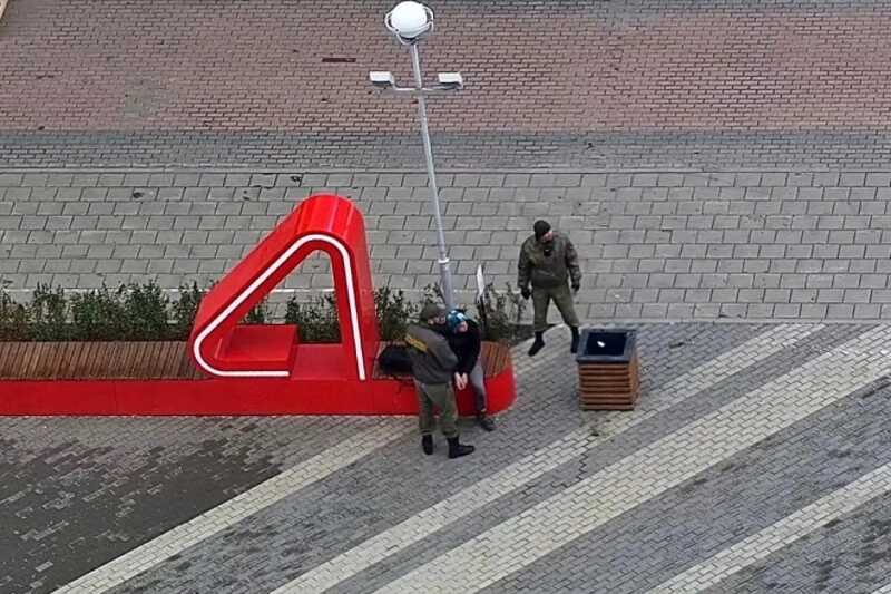 В Екатеринбурге задержали мужчину, стрелявшего по окнам и машинам
