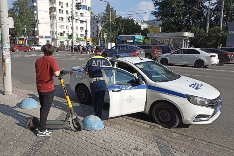 Самокатчик устроил ДТП с полицейским автомобилем в Царицыне