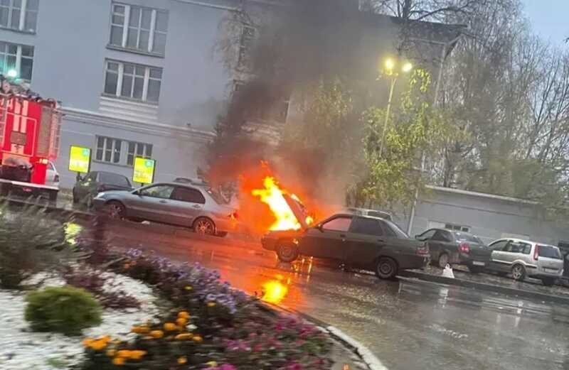 В Краснокамске загорелся автомобиль во время движения