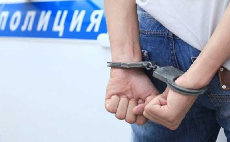 Россиянка задержала курьера онлайн-аферистов и удерживала его до приезда полиции