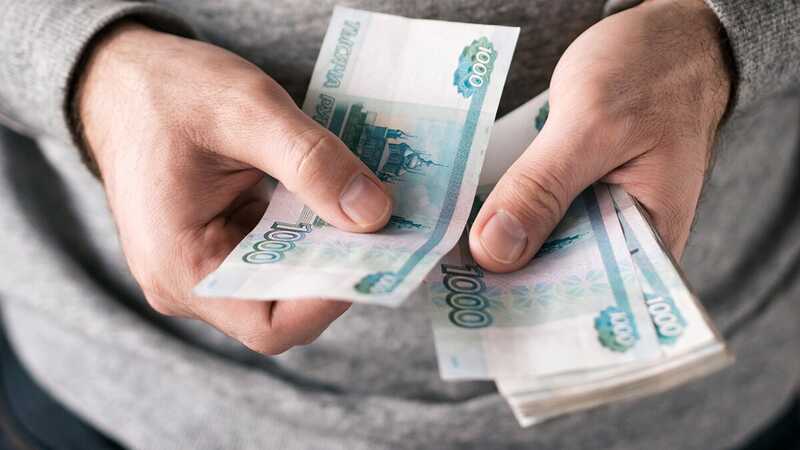 Российский подросток подменил деньги из сейфа бабушки на билеты банка приколов