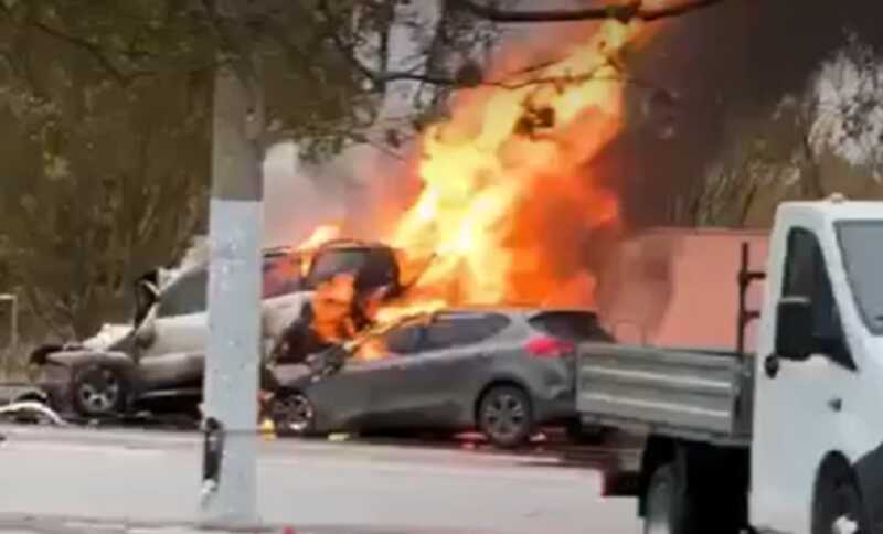 Легковушка влетела во внедорожник в Соловьином проезде в Москве