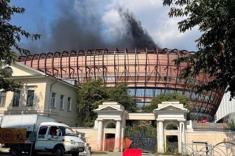 В центре Екатеринбурга горит строящаяся ледовая арена УГМК