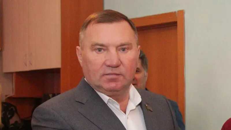 Паутов в "банке" с Котовой, Тефтелевым и Дубровским
