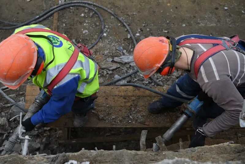 В центре Москвы на рабочих упал карниз от подъезда