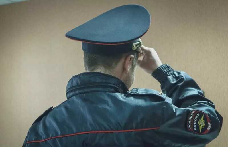 Полицейский сбежал после приговора за пытки россиян