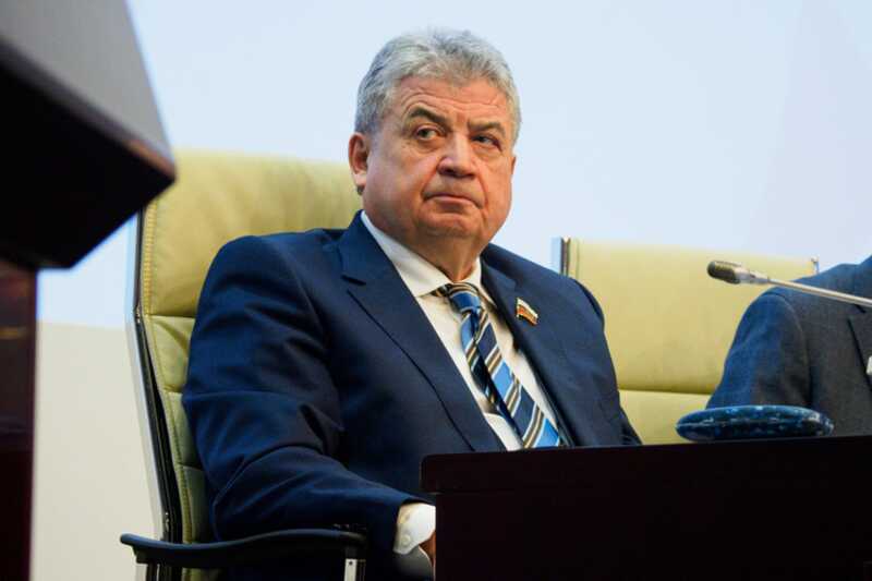 У сенатора Геннадия Емельянова взяли кровь на алкоголь