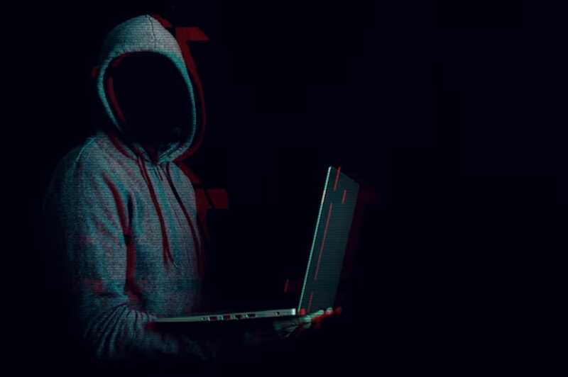 Россиянин выдавал себя за подругу школьницы и выманивал у нее интимные снимки