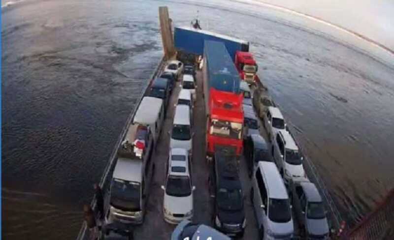 В Якутии судно с 50 пассажирами село на мель