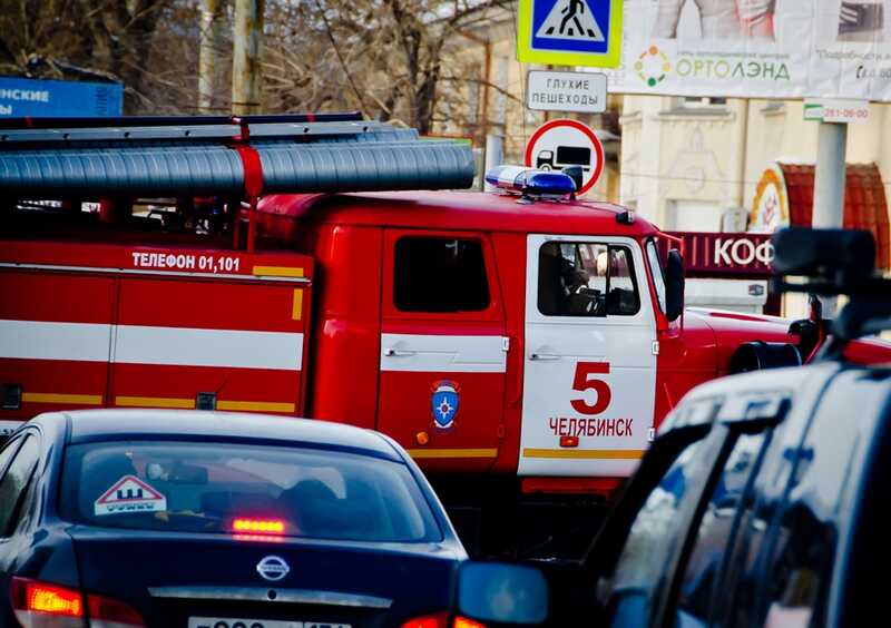 Во время ликвидации огня в челябинском автосервисе пострадал пожарный