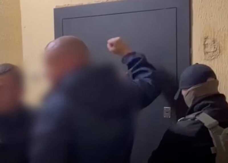 Задержание подозреваемых в сутенерстве четверых россиян попало на видео